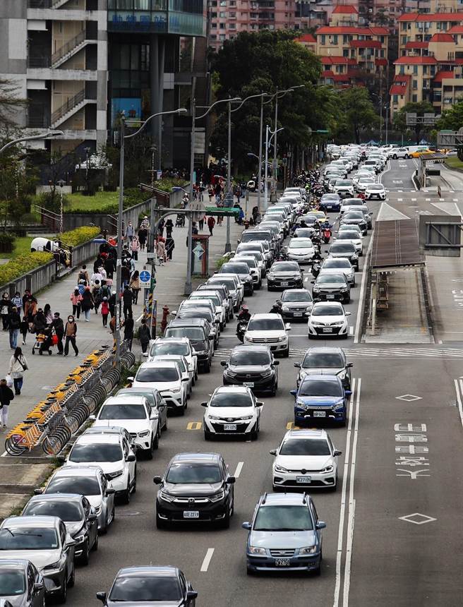 汽车车窗隔热纸可能影响驾驶视线，但目前仅规范计程车，交通部被要求提出透光率标准(本报资料照片)