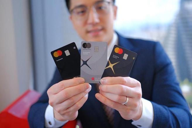 （星展银行（台湾）8月中旬开放申请的全新星展签帐金融卡。图／星展提供）