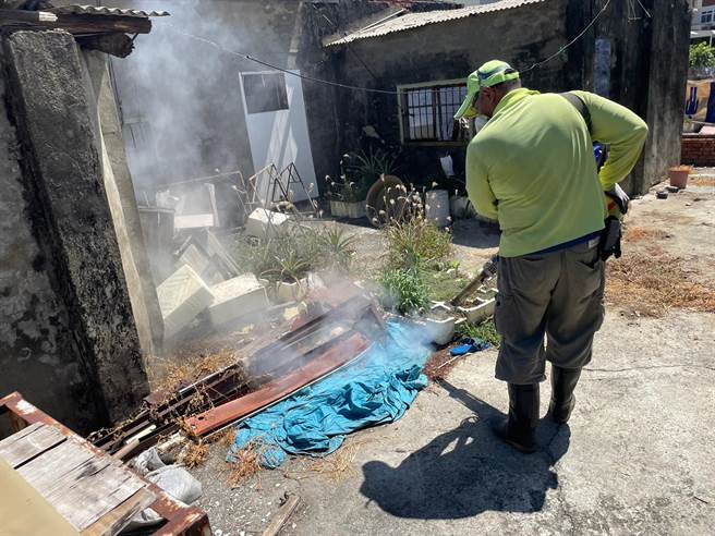 防止登革热扩散，防疫人员喷洒化学药剂防治。（高雄市卫生局提供／崔正纲高雄传真）