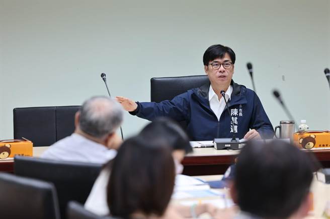 高雄市长陈其迈昨晚偕同9名在公卫等各领域专家，讨论登革热防治策略。（高雄市卫生局提供／崔正纲高雄传真）
