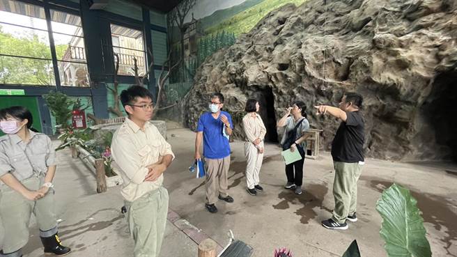新竹县动保所11日到六福村，邀请专家针对动物状况等项目展开评鑑。（新竹县府提供／邱立雅竹县传真）