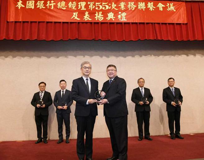 （金管會主委黃天牧(左)、合庫銀行總經理林衍茂(右)。圖／合作金庫銀行提供）