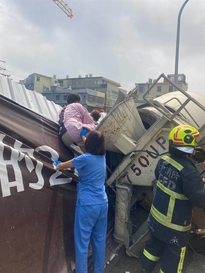 童綜合醫院與中市府4月簽署MOU，救災人員可與醫護合作，由醫療人員提供管制藥物注射協助救援，日前醫護人員進入現場協助注射嗎啡暫緩傷者疼痛。（童綜合醫院提供／潘虹恩台中傳真）