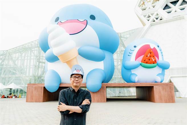 高雄市長陳其邁今（11）日晚間在臉書宣告，這次集結3位台灣原創高人氣LINE貼圖，首先亮相的是「胖鯊魚鯊西米」，接續還有「蜜柑站長」和「貓貓蟲—咖波」將在愛河灣登場。（擷取陳其邁臉書／柯宗緯高雄傳真）