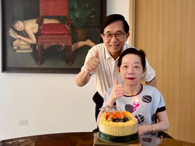 陈水扁在脸书上PO出一篇「扁嫂的同样生日两样情」的文章表示，「扁嫂去年生日，刚从中症确诊鬼门关走回来；扁嫂今年生日，遇上致中燕巢鬼地方当兵去，同样的生日两样情」。（取自陈水扁新勇哥物语脸书）