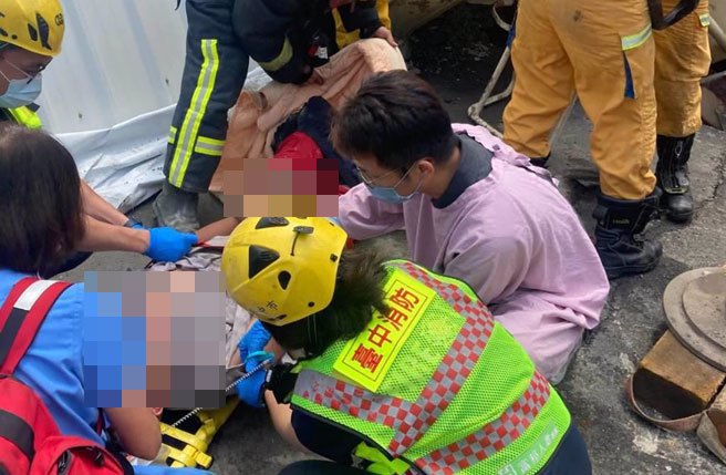 童綜合醫院與中市府4月簽署MOU，救災人員可與醫護合作，由醫療人員提供管制藥物注射協助救援，日前醫護人員進入現場協助注射嗎啡暫緩傷者疼痛。（童綜合醫院提供／潘虹恩台中傳真）