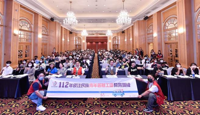 原民会今年延续原住民族暑期工读计画，提供政府部门及非政府部门工读职缺，今年首次办理教育训练，今天于高雄率先开训。（高雄市原民会提供／林雅惠传真）