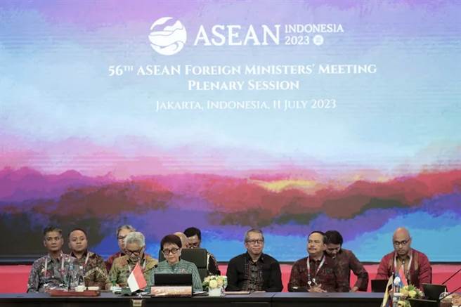 东南亚协会（ASEAN）外长周二（11日）齐聚印尼首都雅加达，参加为期2天的会议，并就缅甸危机展开讨论。（美联社）