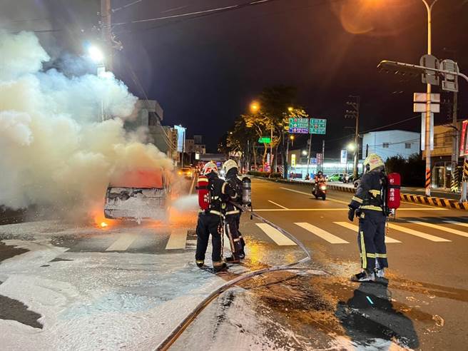 彰化市彰南路三段发生货车火烧车事件，消防员获报到场灌救。（民眾提供／孙英哲彰化传真）