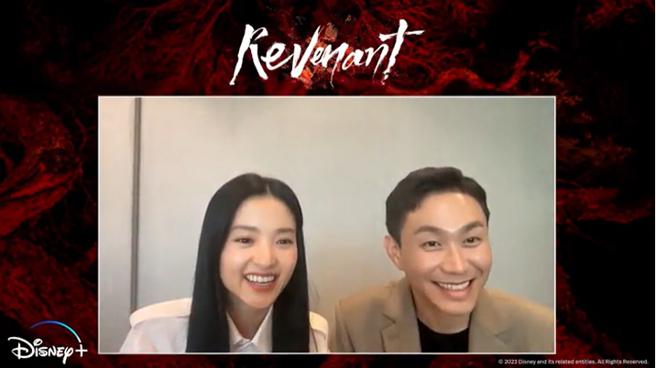 金泰梨（左）和吴正世接受本报视讯专访。（Disney+提供）