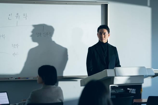 吴正世在剧中完美诠释有阴阳眼的民俗学教授。（Disney+提供）