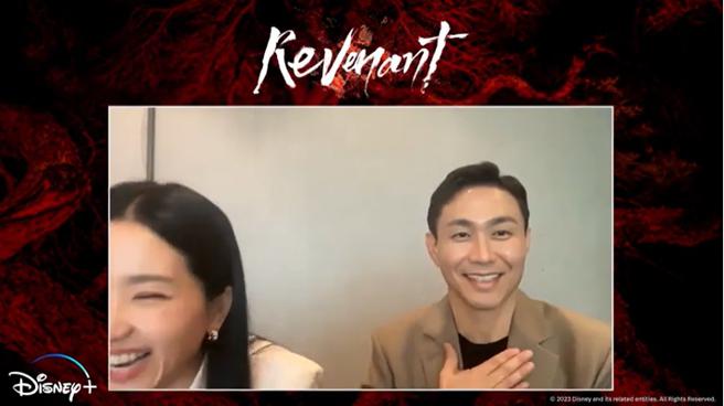 吴正世（右）再度澄清自己不是胆小鬼，让金泰梨笑翻。（Disney+提供）