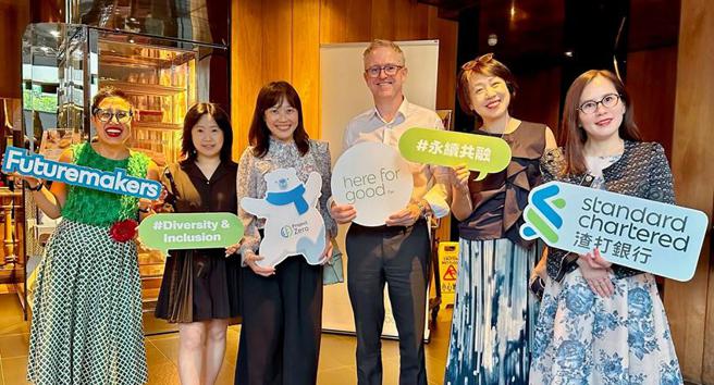 （渣打銀行總經理韓德聖(右三)暨永續發展推動小組分享最新進度。圖／業者提供）