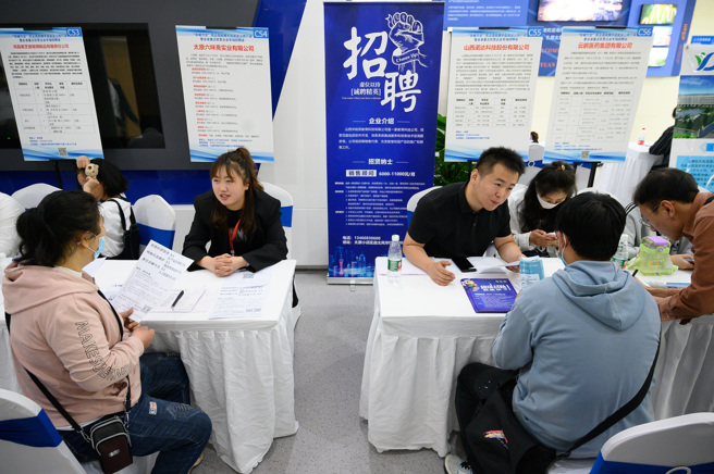 雖然大量網民抱怨今年找工作特別困難，官方公布的企業招聘薪酬報告仍顯示中國平均招聘月薪已升破人民幣萬元。（圖／中新社）