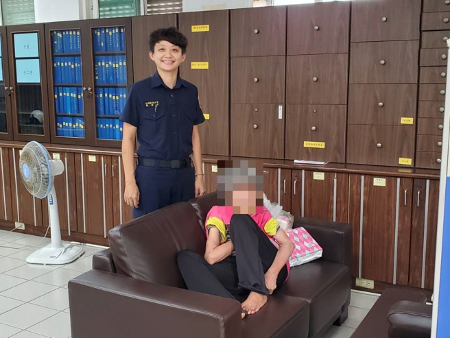 警专实习生郭念慈主动留下来找寻，最终在邻近的街道发现老妇人的身影。（图／警方提供）