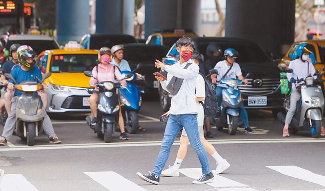 近日来愈来愈多驾驶遇到「行人三宝」，有站在斑马线上发呆、有在路口乔裤子最后没过马路，甚至有闯红灯的行人回头瞪急煞车辆，让驾驶感嘆行车反而比以前更危险。图为示意图，非当事行人。（季志翔摄）