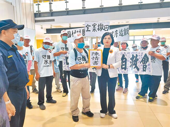 雲林縣口湖鄉反變電站自救會要求終止變電站，縣長張麗善（前右）允諾邀能源局會勘。（雲林縣政府提供／張朝欣雲林傳真）