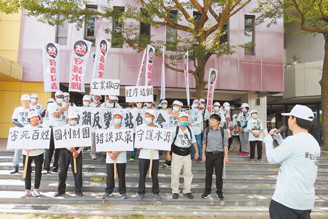 「雲林縣口湖鄉反變電站自救會」到雲林縣政府舉看板陳情，要求終止變電站。（張朝欣攝）