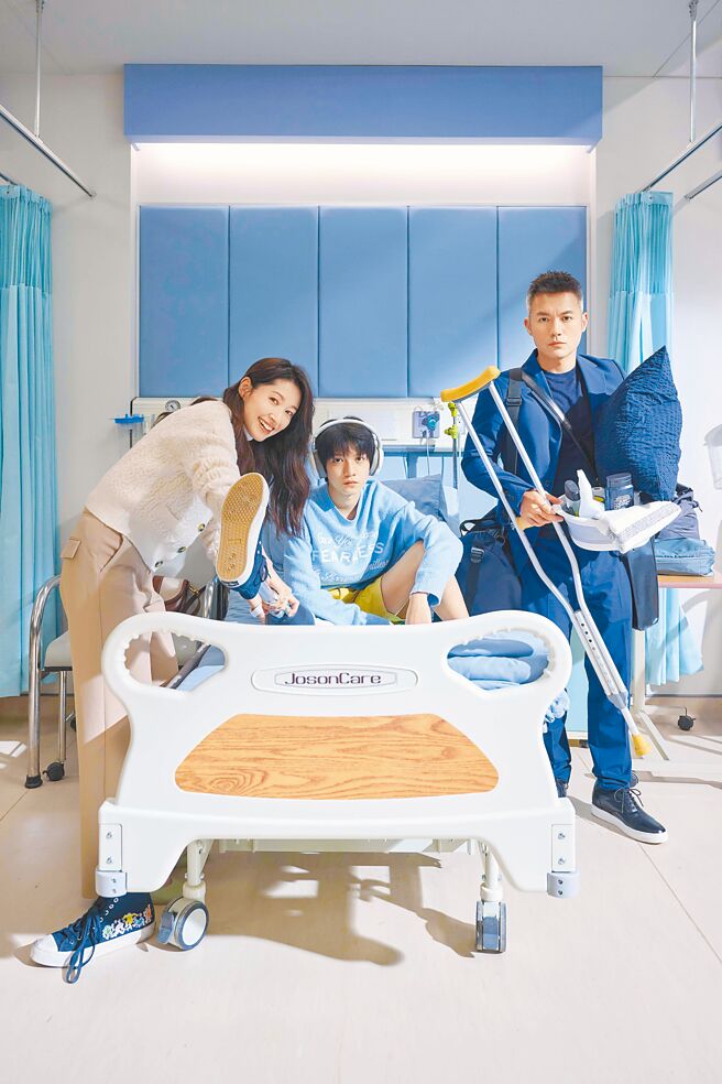 田中千绘（左起）、郭大睿、范逸臣在《BIG》中饰演一家人。（米仓影业提供）