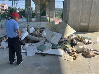 後龍鎮埔頂里國3高架橋下 遭人倒置廢棄家用垃圾