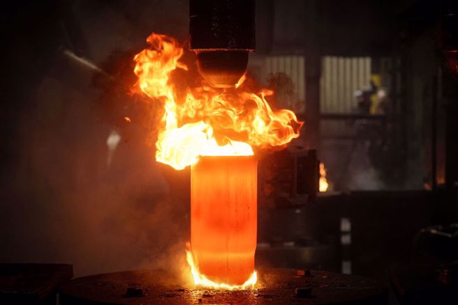 2023年2月16日，斯克兰顿陆军弹药厂制程中一枚炽热的155厘米炮弹资料照。（路透社）