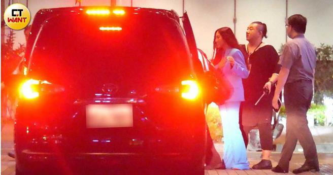 頒獎典禮結束後，A-Lin離開唱片公司的慶功宴後又續攤。（圖／本刊攝影組）