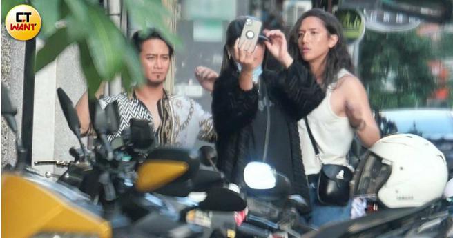 A-Lin與吳秉洛及美麗開心玩自拍。（圖／本刊攝影組）