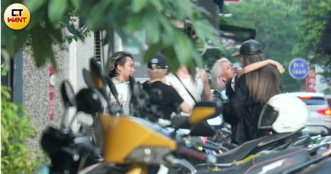 直到天色已亮，A-Lin跟親近的朋友們擁抱。（圖／本刊攝影組）