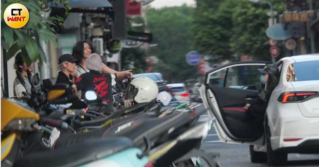 等車來了A-Lin獨自搭計程車離去。（圖／本刊攝影組）