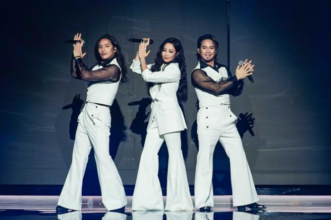 在頒獎典禮上A-lin（中）與大Q（右）及美麗一起表演。（圖／台視提供）