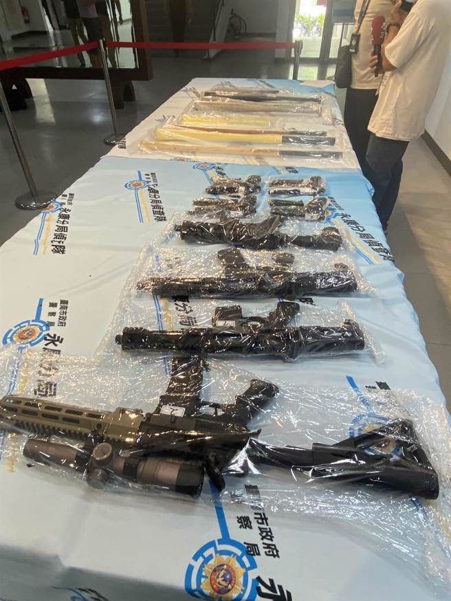 土地开发酿衝突！台南「状元」遭凌虐丢包致死，警方在现场查获大批长短枪。(曹婷婷摄)