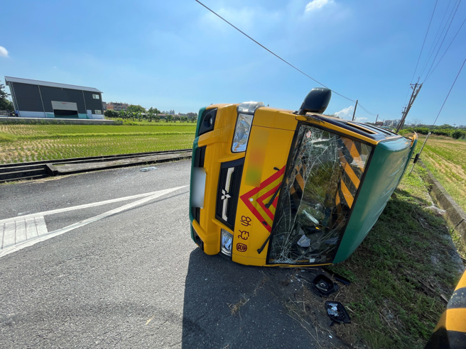 一辆载送幼儿上学的娃娃车，清晨8时行经宜兰市雪峰路、慈航三路时，由不慎与一辆计程车发生碰撞，造成娃娃车翻覆。（图／李忠一摄）
