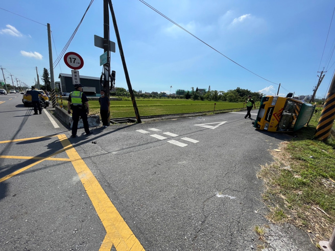 一辆载送幼儿上学的娃娃车，清晨8时行经宜兰市雪峰路、慈航三路时，由不慎与一辆计程车发生碰撞，造成娃娃车翻覆。（图／李忠一摄）
