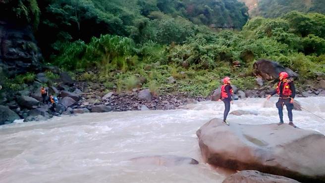 3名溯溪男子因山区下大雨溪水暴涨而受困，嘉县消防局出动12人前往救援。（嘉义县消防局提供／吕妍庭嘉义传真）