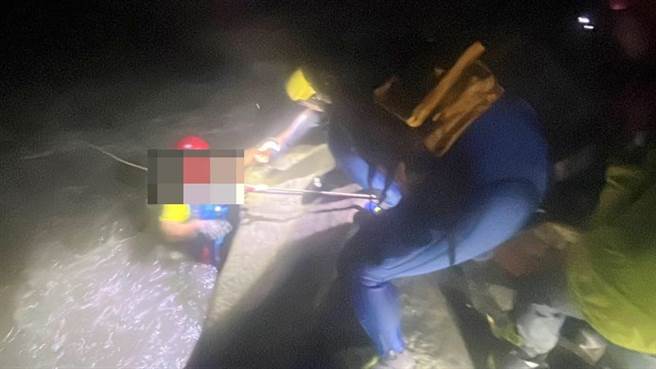 3名溯溪男子因山区下大雨溪水暴涨而受困，嘉县消防局出动12人前往救援。（嘉义县消防局提供／吕妍庭嘉义传真）