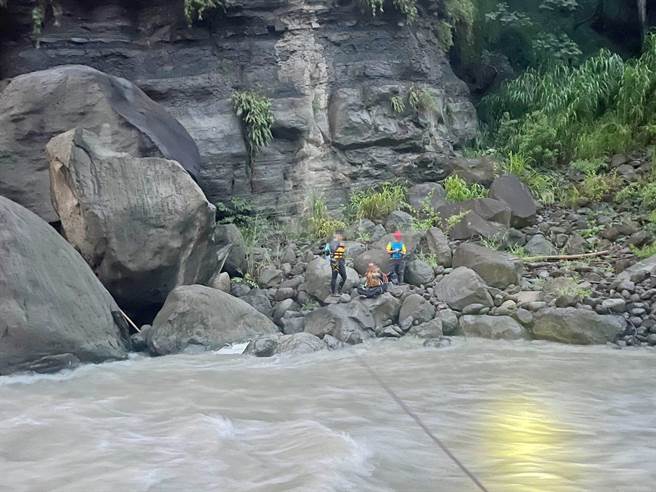 3名男子相约到阿里山乡达娜伊谷溯溪，因山区下大雨溪水暴涨而受困。（嘉义县消防局提供／吕妍庭嘉义传真）