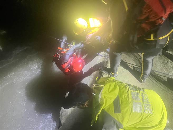 3名溯溪男子因山区下大雨溪水暴涨而受困，嘉县消防局出动12人前往救援。（嘉义县消防局提供／吕妍庭嘉义传真）
