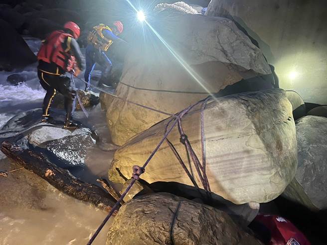 救援人员立即使用抛绳枪、并将绳索绑在巨石上，由人员冒险横渡对岸。（嘉义县消防局提供／吕妍庭嘉义传真）