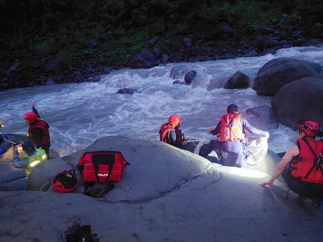 救援人员从天色微亮救到天黑，顺利将3人救出。（嘉义县消防局提供／吕妍庭嘉义传真）