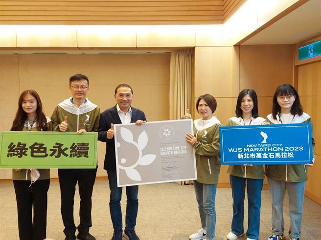 萬金石馬拉松獲美國「國際責任運動銀標章」，新北市體育處長洪玉玲（右三）今獻獎給新北市長侯友宜。（陳慰慈攝）