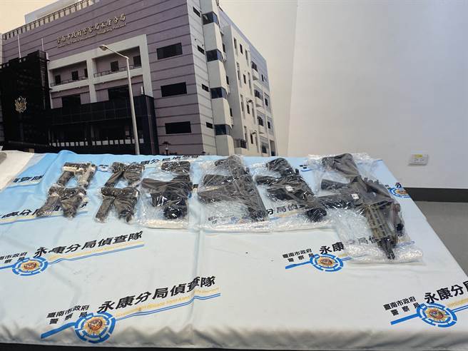 警方侦办男子遭虐杀丢包医院案，昨晚再逮回1名杨姓主嫌到案。图为警方查扣的8把长短瓦斯枪。（曹婷婷摄）