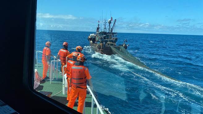 海巡強靠登檢越界拖網的無船名陸船。（海巡提供／許逸民澎湖傳真）