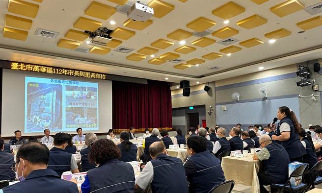 台北市长蒋万安12日于万华区公所参与万华区里长座谈会，有多达9名万华区里长联名提案，要求市府增加稽查人力、装设移动式摄影机，以遏止民眾乱丢垃圾包的情况。（丁上程摄）