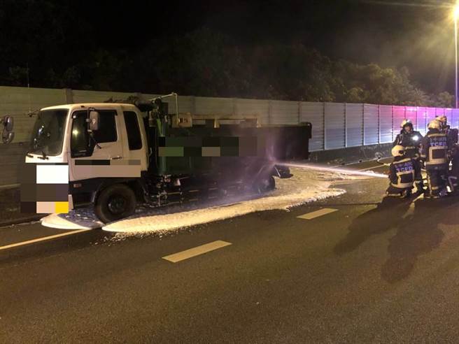 国道3号南向157.5公里处，今日凌晨发生火烧车事件。（国道警察第7大队提供）