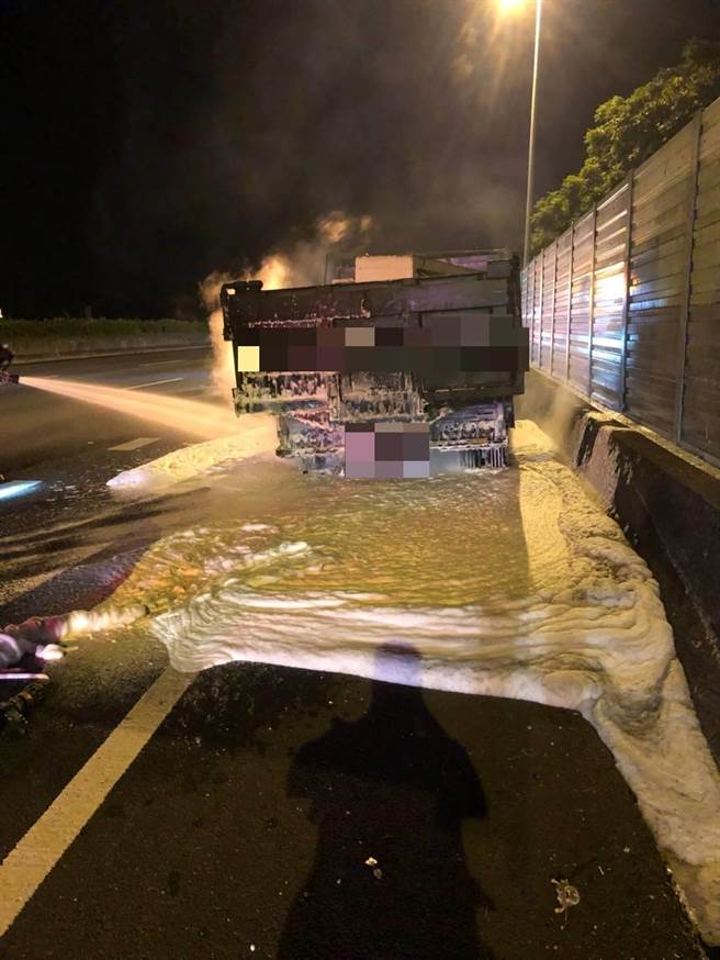 国道3号南向157.5公里处，今日凌晨发生火烧车事件。（国道警察第7大队提供）