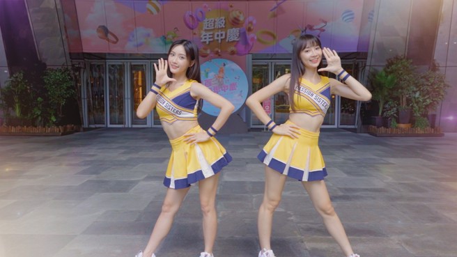 职棒啦啦队美少女君白、曼容带逛板桥大远百一定要知道的甜美时尚必逛柜位。(图/中时新闻网摄)