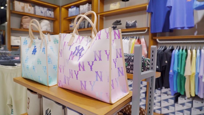 MLB将棒球重新演绎，在路上也会常看到它的单品出现。(图/中时新闻网摄)