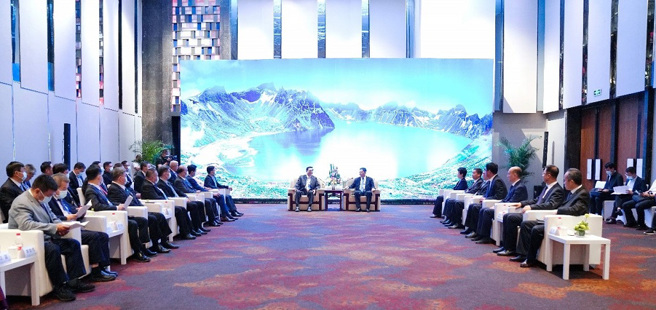 吉林省委副书记胡玉亭接见交流会嘉宾。 (图／吉林日报)