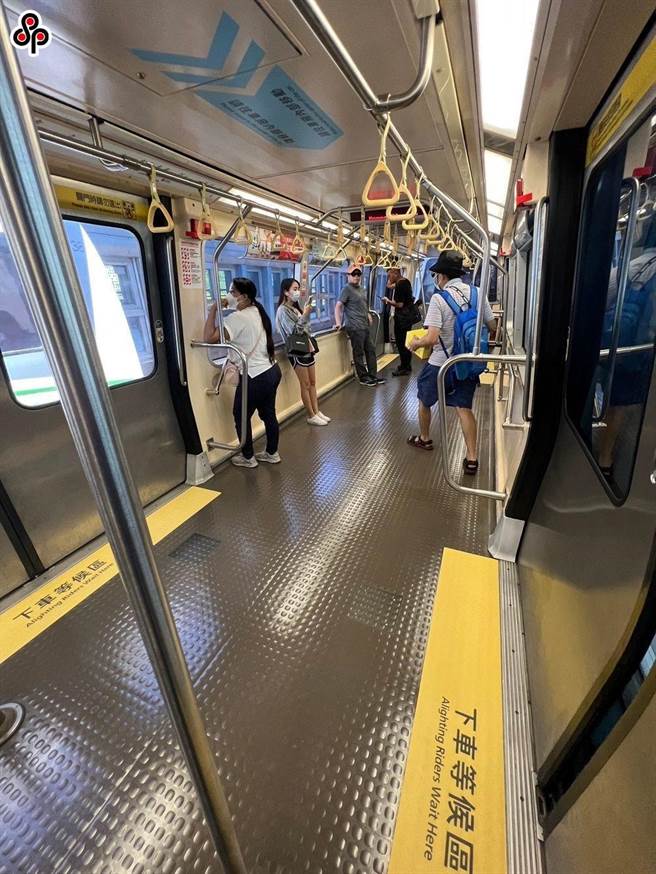 台北捷運試辦馬特拉（VAL256）車型空間優化，第2、3節車廂的中央區域座椅及行李架全數拆除，每列車的總載客數從約400名增加至約420名。（台北捷運公司提供／劉彥宜台北傳真）