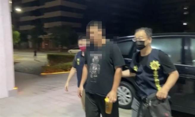 警方侦办虐杀丢包案，继逮回纠眾动手的陈姓主嫌（中）后，昨晚再逮回杨姓主嫌。（曹婷婷摄）